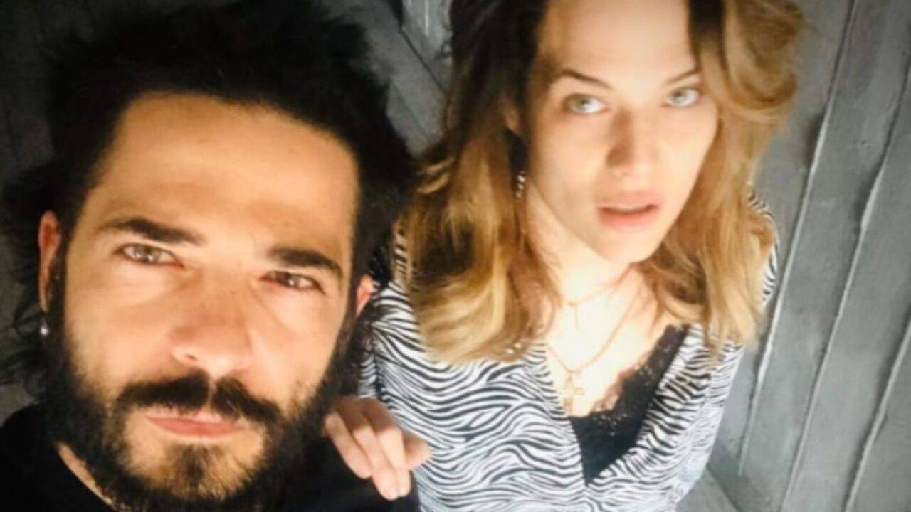 Laura Chiatti Provoca Marco Bocci Dove Sei Selfie Rovente Allo Specchio