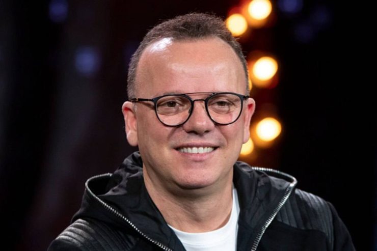 Scopri la nuova vita di Gigi D’Alessio a Posillipo, tra lusso, musica e radici napoletane. Un viaggio nel mondo del celebre cantautore e nella sua elegante dimora.