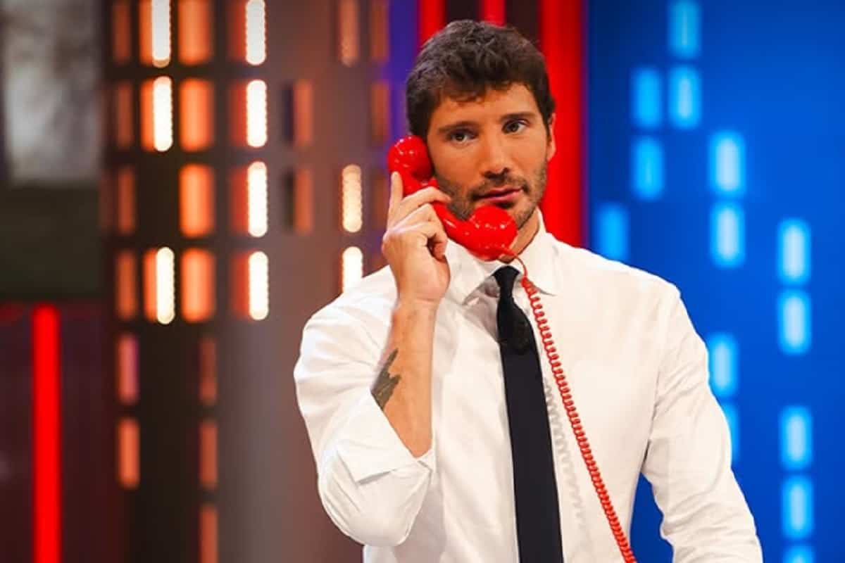 stefano de martino al telefono